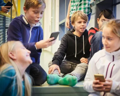 Sweden to Implement Nationwide Mobile Phone Restriction in Classrooms